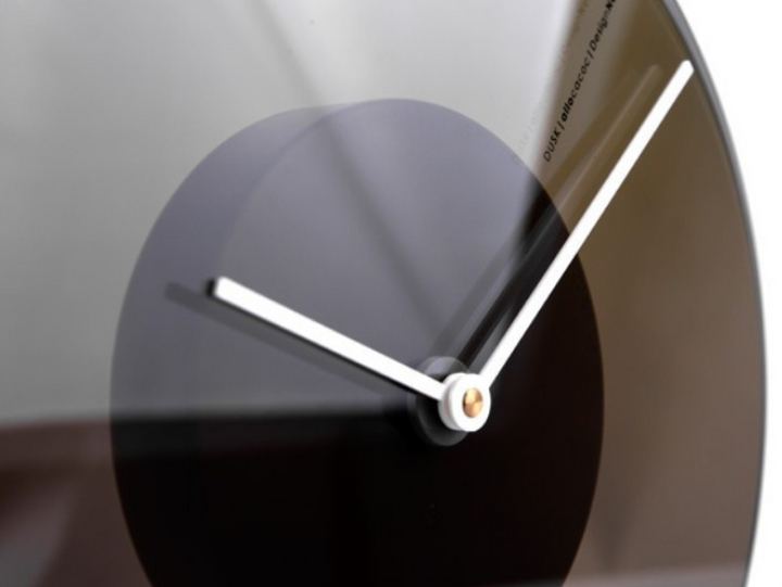 Lisslune | Cool Minimalist Gradient-Changing Wall Clock, for Office, Livingroom, Bedroom and More