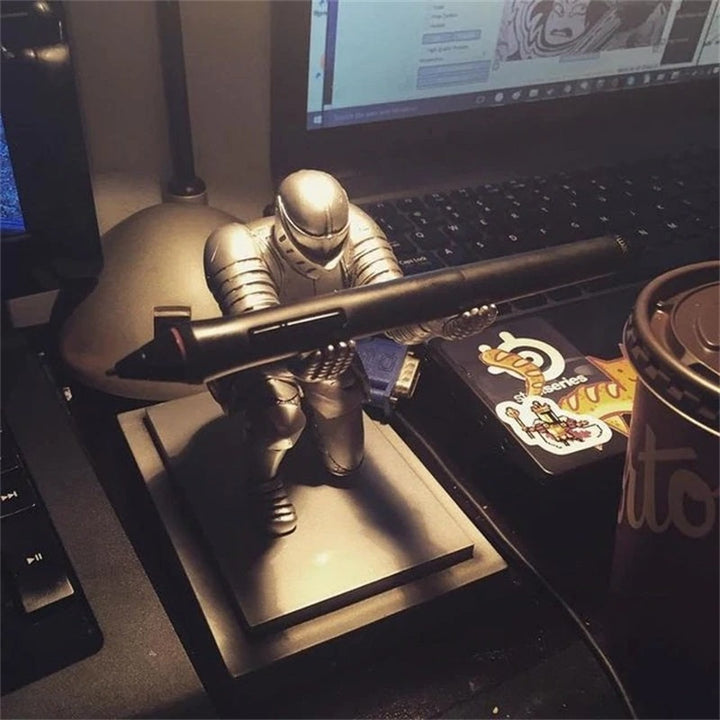Lisslune | knight pen holder