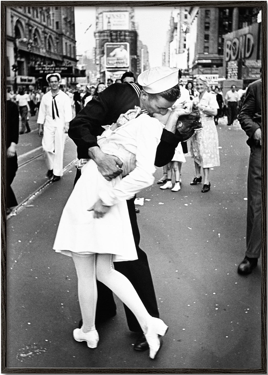 Lisslune | V-J Day Kiss Poster - Vintage photography