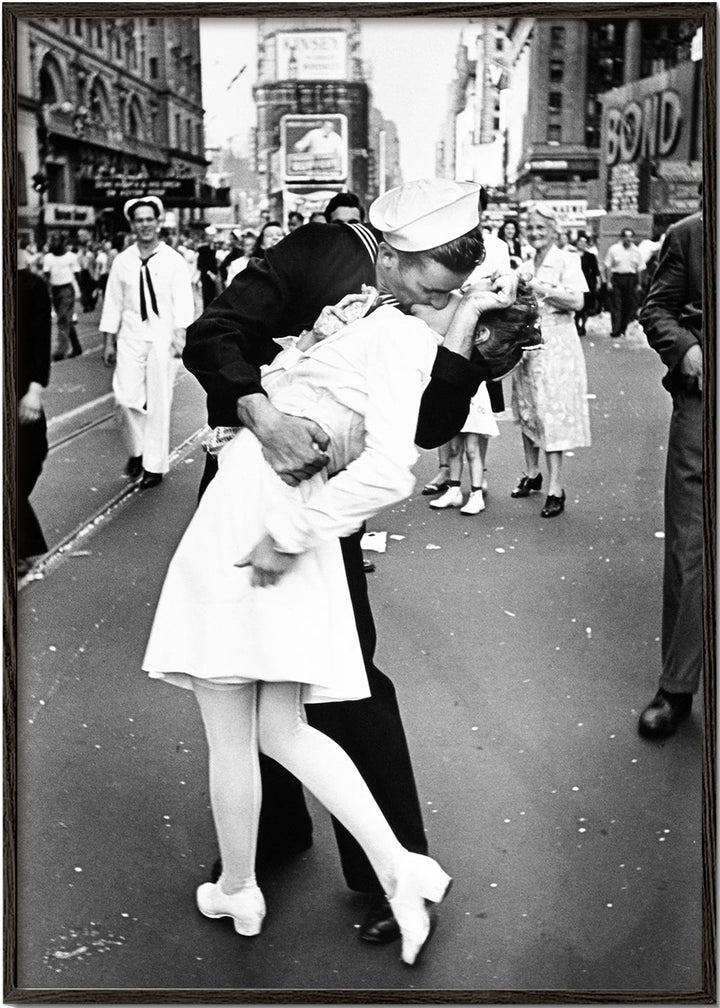 Lisslune | V-J Day Kiss Poster - Vintage photography