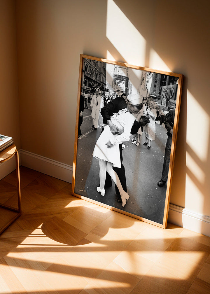 Lisslune | V-J Day Kiss Poster - Vintage photography