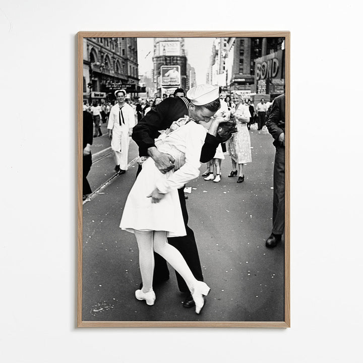 Lisslune | V-J Day Kiss Poster - Vintage photography