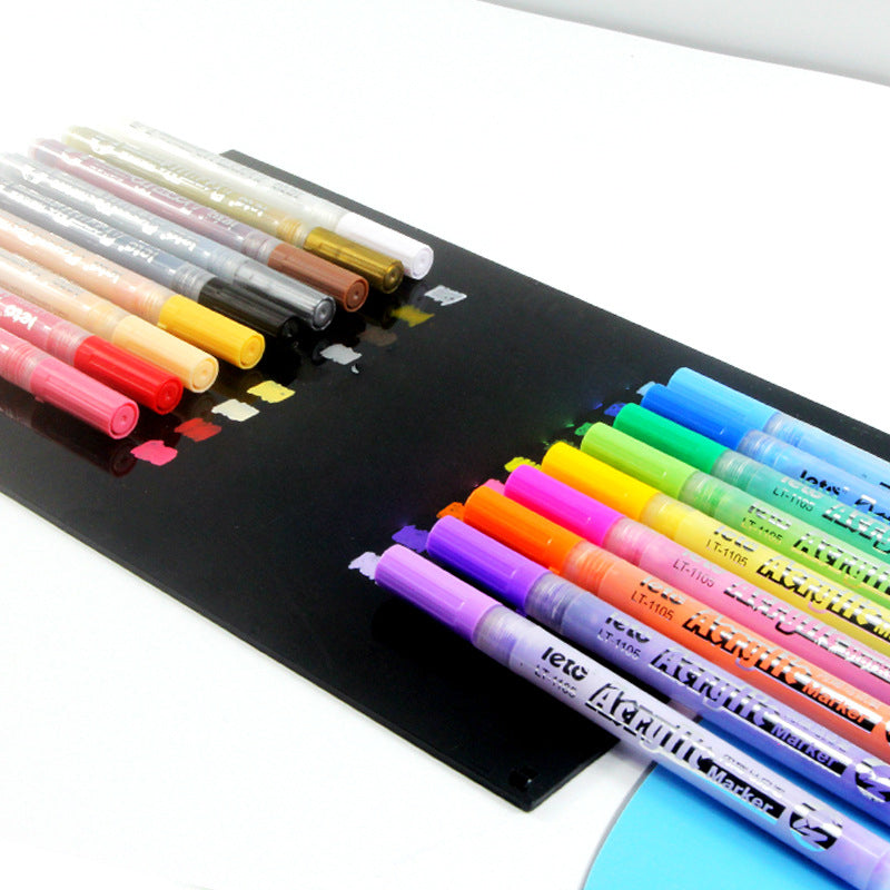 Lisslune | Highly pigmented acrylic paint markers