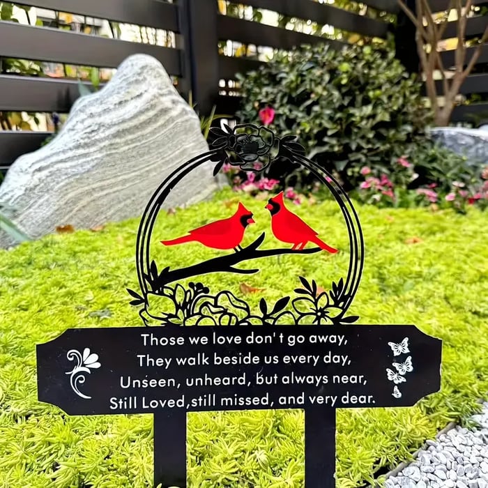 Lisslune | Metal Cardinal Cemetery Memorial Stake