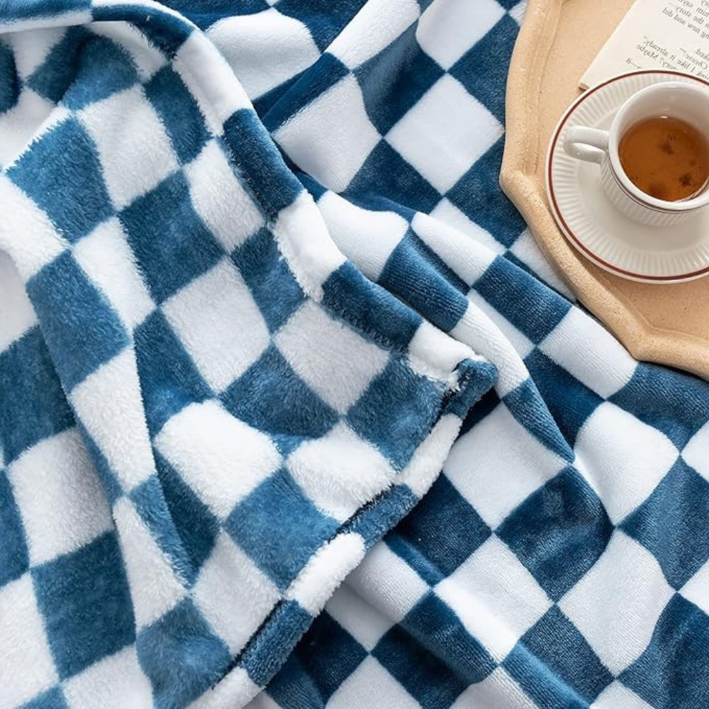 Lisslune | Stylish blanket in checkered pattern for your home