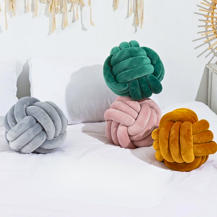Lisslune | Scandinavian Knot Cushion made of Velvet
