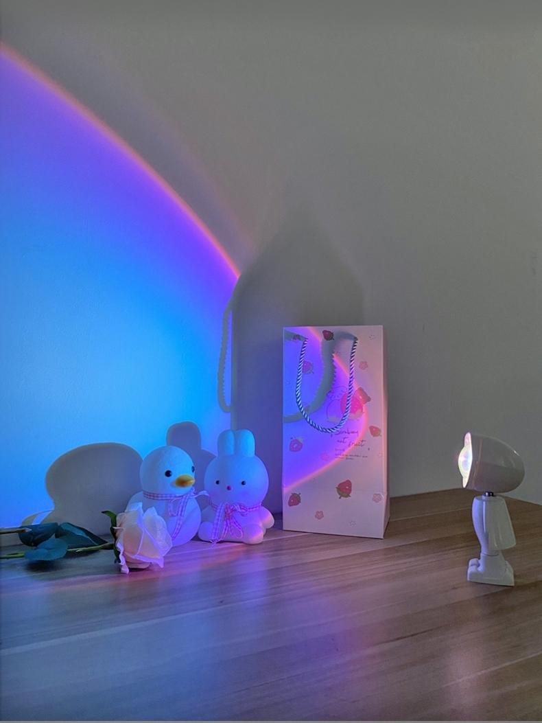 Lisslune | CosmoGlow Astronaut LED Table Lamp – Create a Magical Cosmic Atmosphere