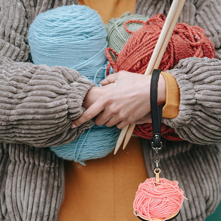Lisslune | Wooden wrist yarn holder