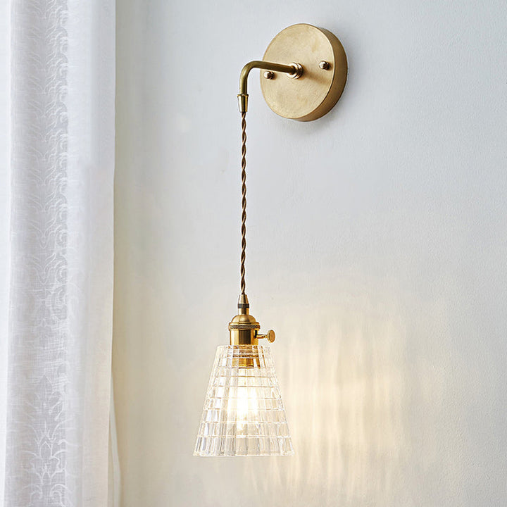 Skørter | Tapered Clear Textured Glass Wall Lamp Industrial Single Bulb Bedroom Wall Lamp in Brass