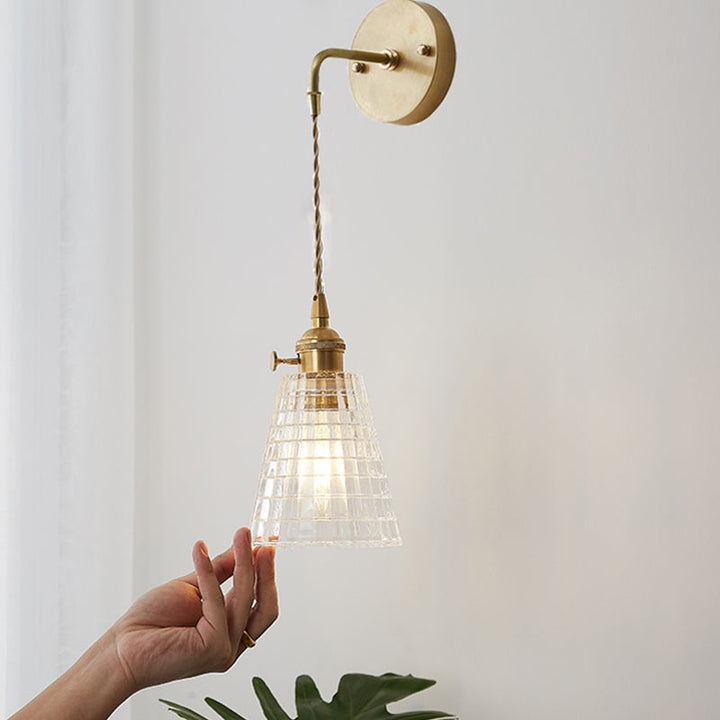 Skørter | Tapered Clear Textured Glass Wall Lamp Industrial Single Bulb Bedroom Wall Lamp in Brass
