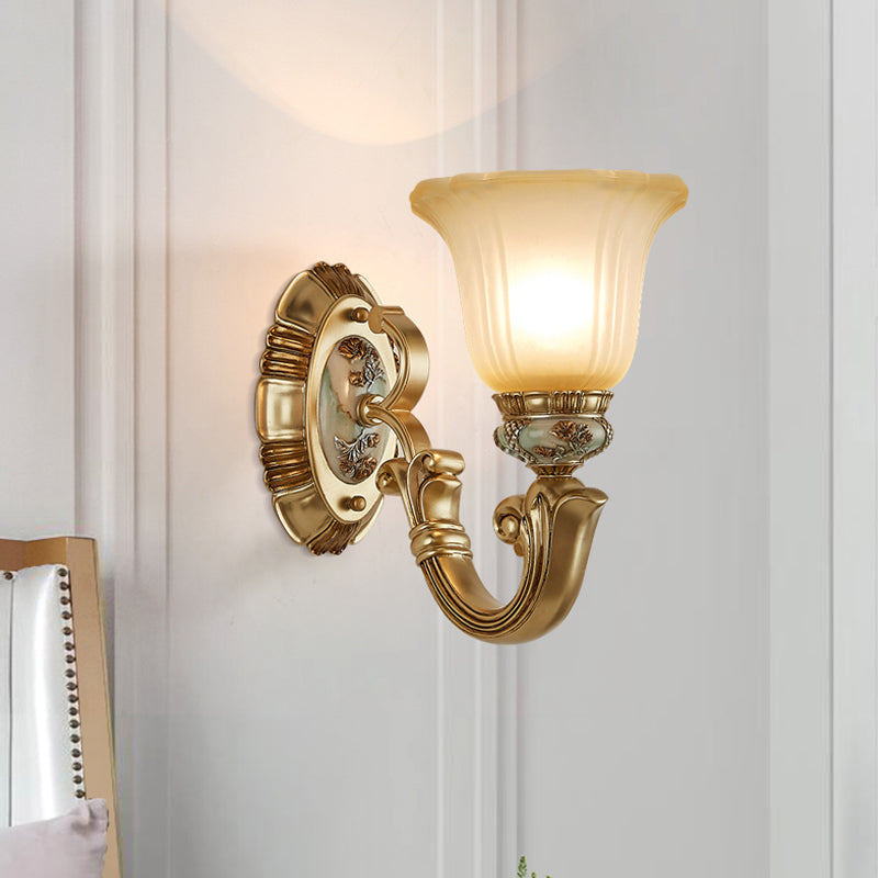 Skørter | 1/2-Light Wall Lamp Retro Living Room Lamp with Bell Frosted Glass Dome in Gold