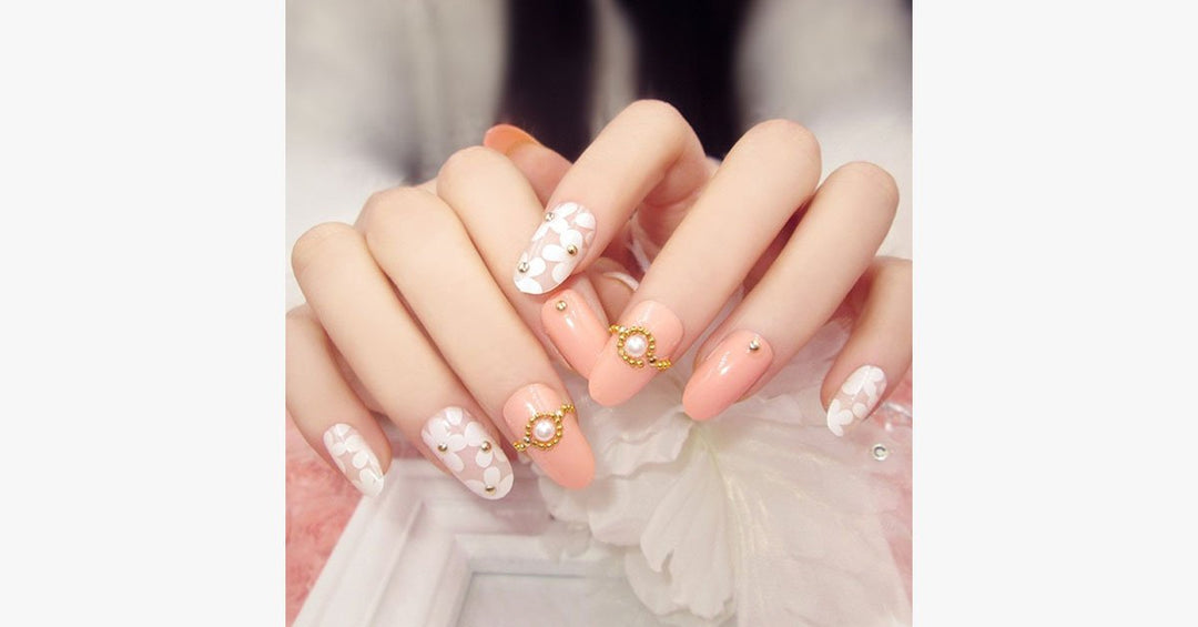 Lisslune | Nude floral nails