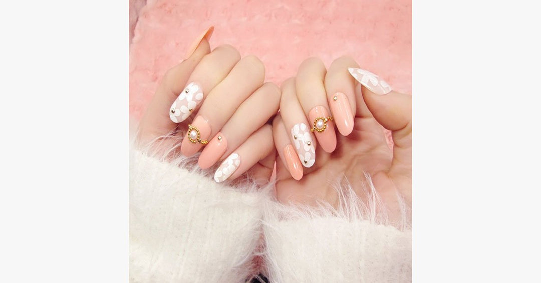 Lisslune | Nude floral nails