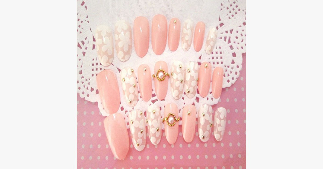 Lisslune | Nude floral nails