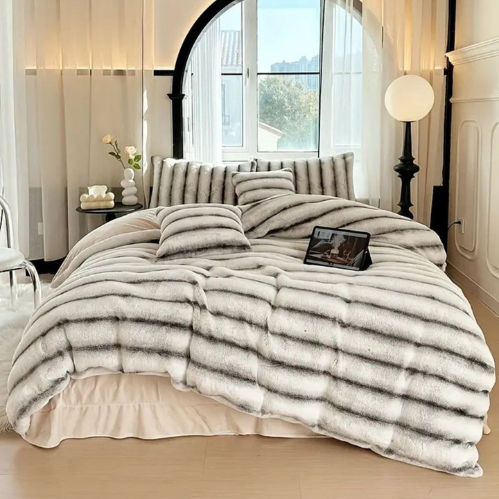Lisslune | Ruched Synthetic Rabbit Fur Blanket
