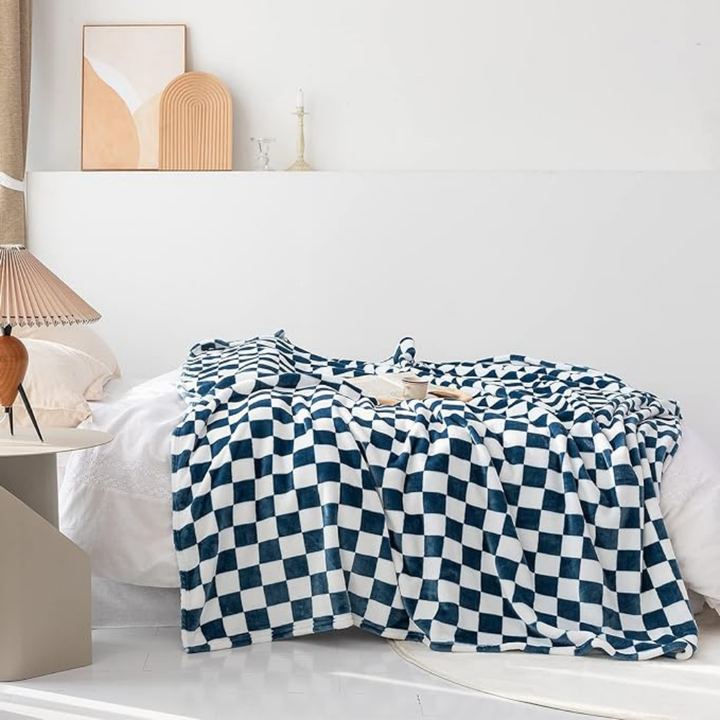 Lisslune | Stylish blanket in checkered pattern for your home