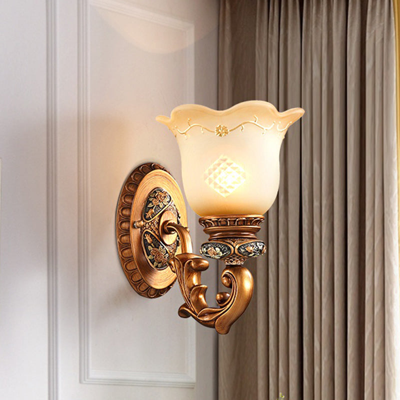 Skørter | Serrated Edge Bedroom Wall Lamp Kit Traditional Cream Glass 1-Light Brass Wall Lamp