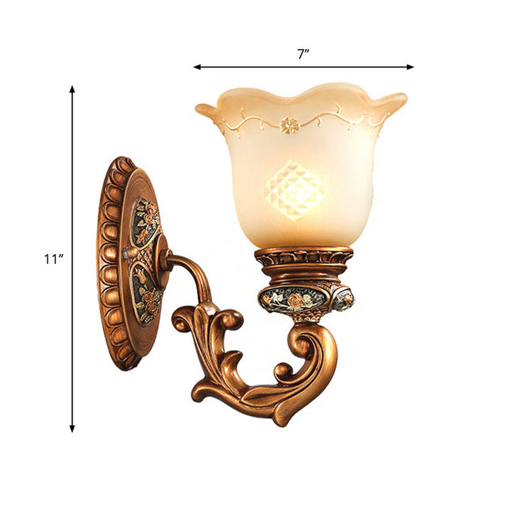 Skørter | Serrated Edge Bedroom Wall Lamp Kit Traditional Cream Glass 1-Light Brass Wall Lamp