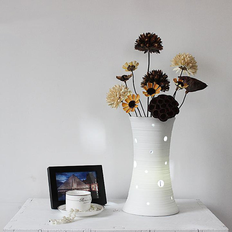 Lisslune | Vaselle – White ceramic lamp with nature-inspired dried flowers