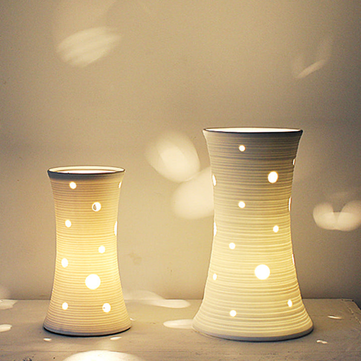 Lisslune | Vaselle – White ceramic lamp with nature-inspired dried flowers