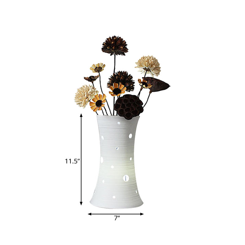 Lisslune | Vaselle – White ceramic lamp with nature-inspired dried flowers