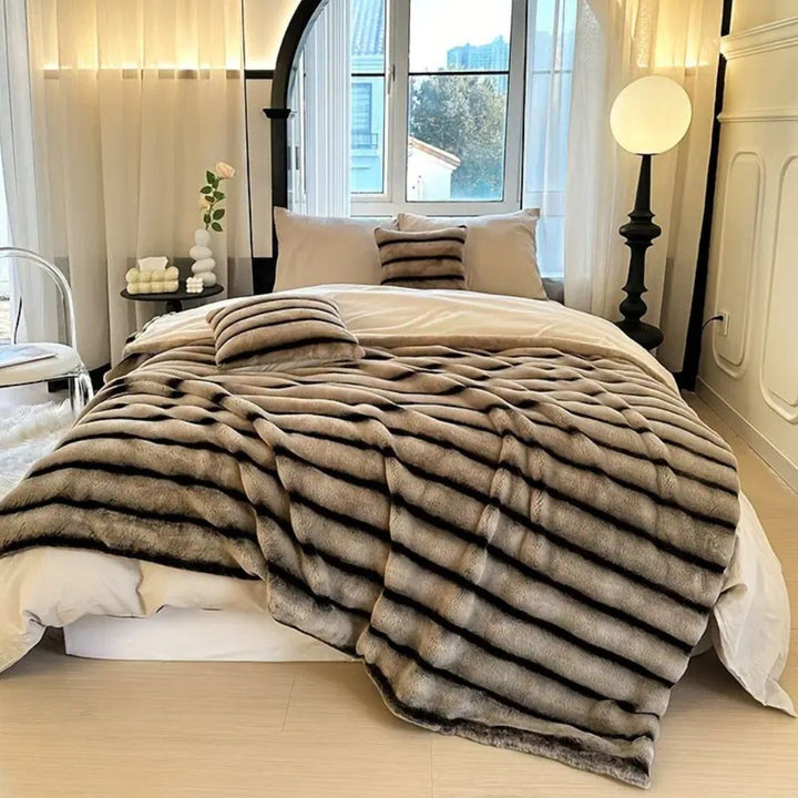 Lisslune | Ruched Synthetic Rabbit Fur Blanket