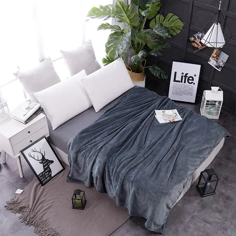 Lisslune | Maxime | Cozy Fleece Blanket for All Seasons - Extra Soft and Warm