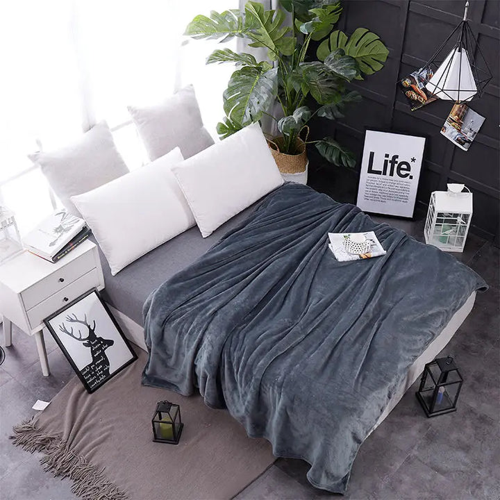 Lisslune | Maxime | Cozy Fleece Blanket for All Seasons - Extra Soft and Warm