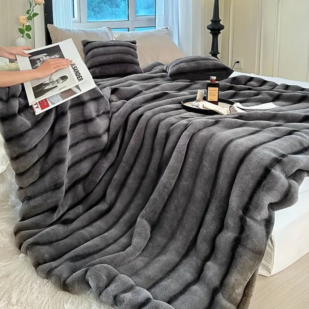 Lisslune | Ruched Synthetic Rabbit Fur Blanket