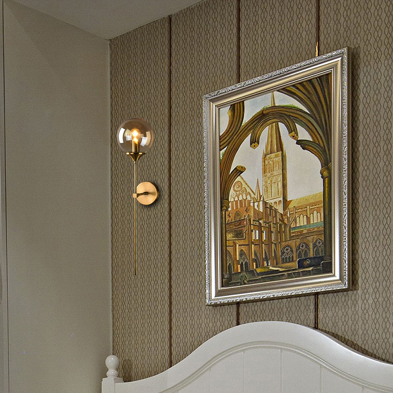 Skørter | Modern Globe Shade Wall Light Single Lamp Clear/Grey/Amber Glass Wall Light in Brass for Bedroom