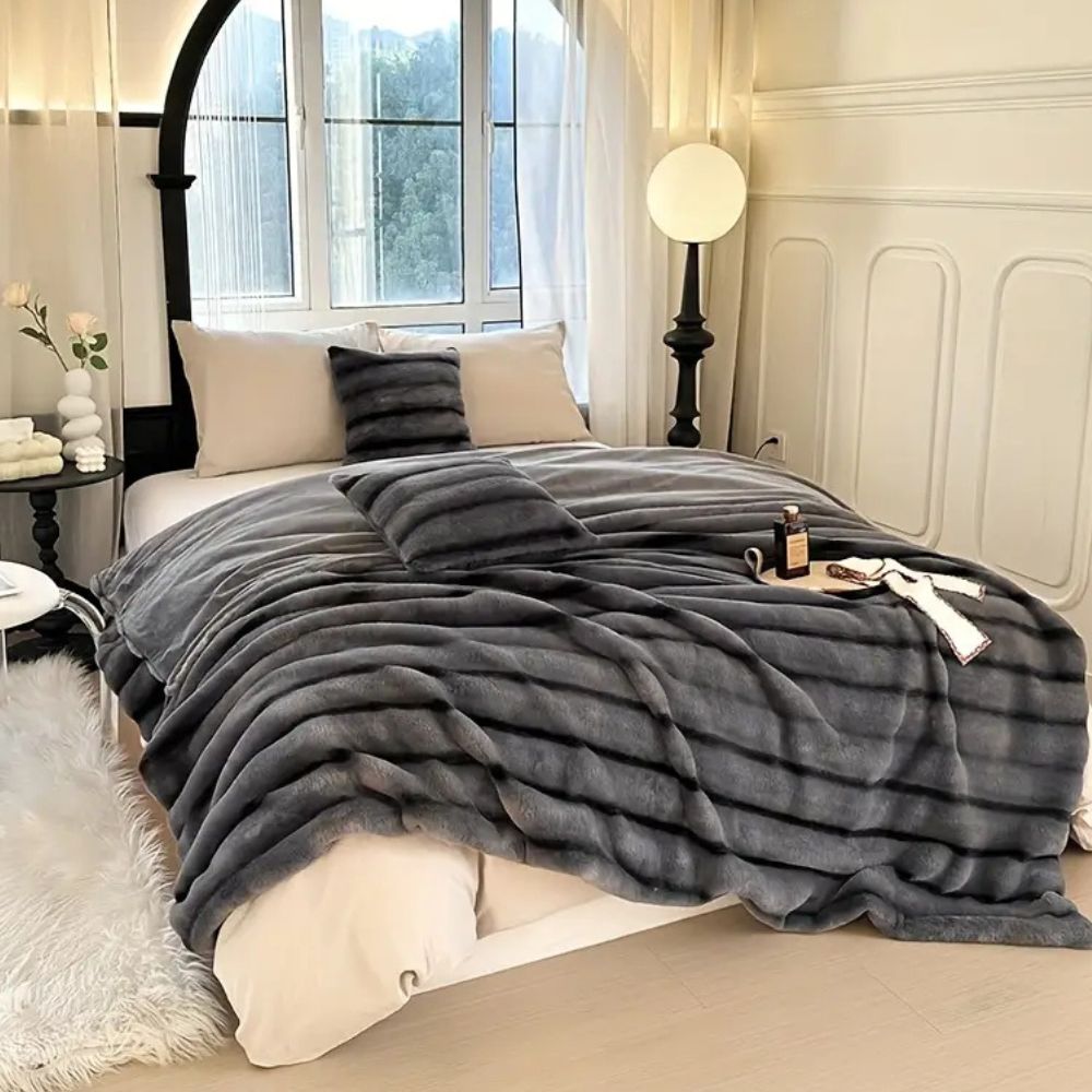 Lisslune | Ruched Synthetic Rabbit Fur Blanket
