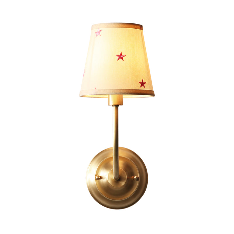 Skørter | 1 Head Tapered Shade Wall Lamp in Traditional Style, Fabric Metal Wall Light in Gold for Children's Room