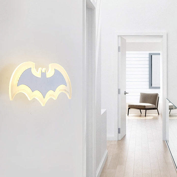 Skørter | Cool Bat-shaped Wall Lamp Modern Style Acrylic Metal Wall Lamp in White for Boys' Bedroom