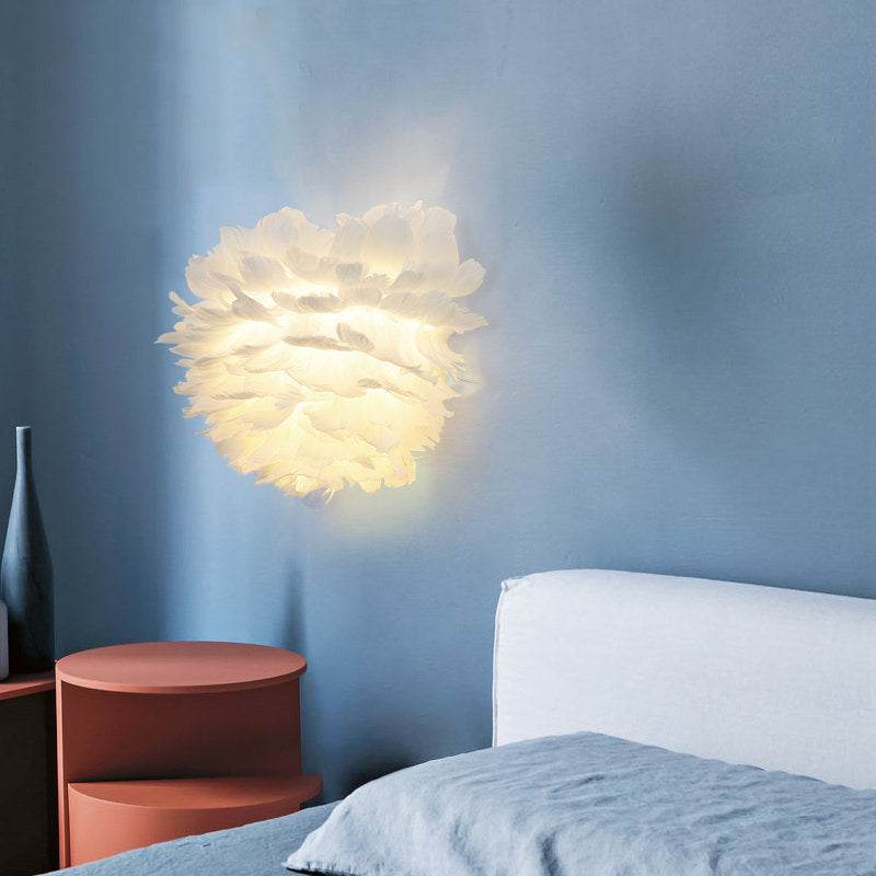 Skørter | Feather Globe Wall Light Modern Romantic Wall Lamp in White for Adult Bedroom Stairs