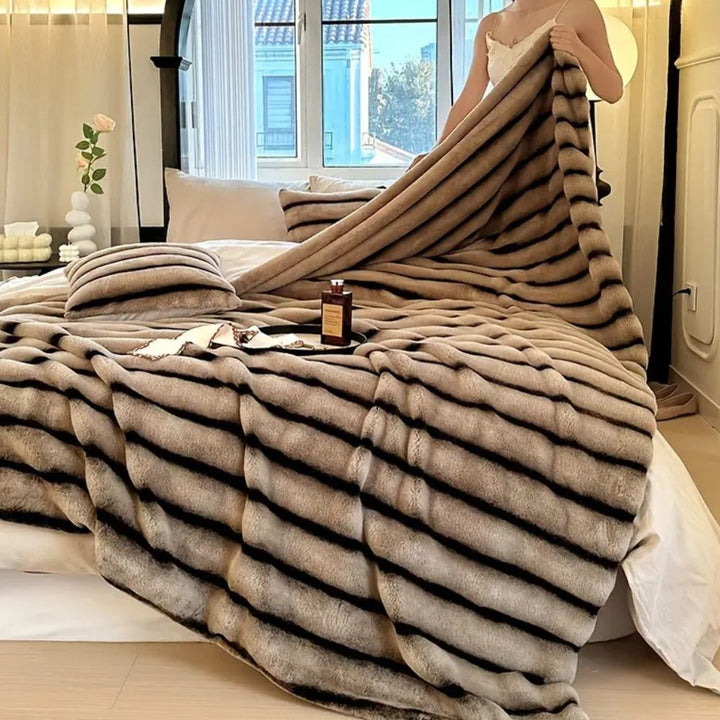 Lisslune | Ruched Synthetic Rabbit Fur Blanket