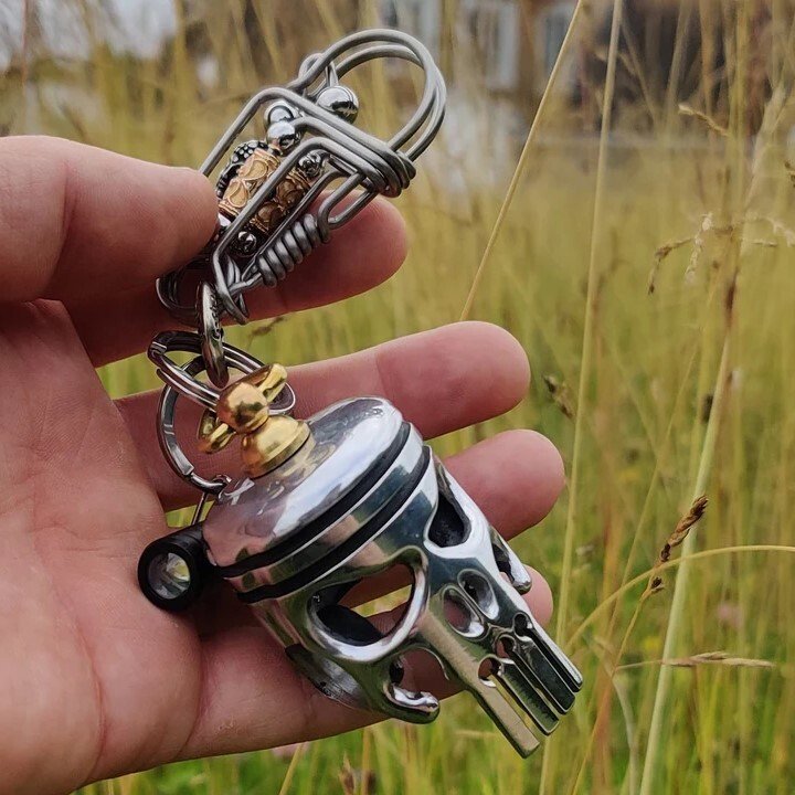 Lisslune | Piston art skull keychain [pendant/flashlight/bottle opener]