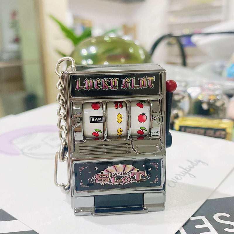 Lisslune | Keychain designed as a slot machine
