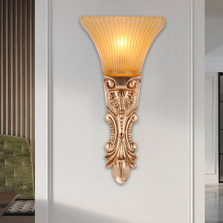 Skørter | Single-Head Wall Light Antique-Trapeze Shape Amber-Ribbed Glass Wall Light in Gold