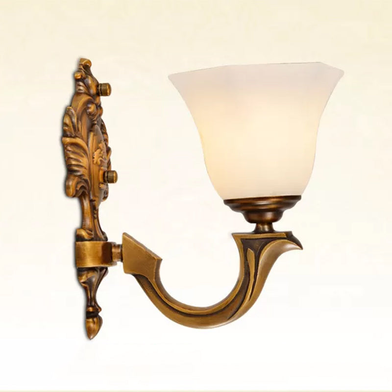 Skørter | 1-Light Wall Lamp Rustic Bedroom Wall Lamp with Hexagonal Bell Satin Glass Lamp in Brass