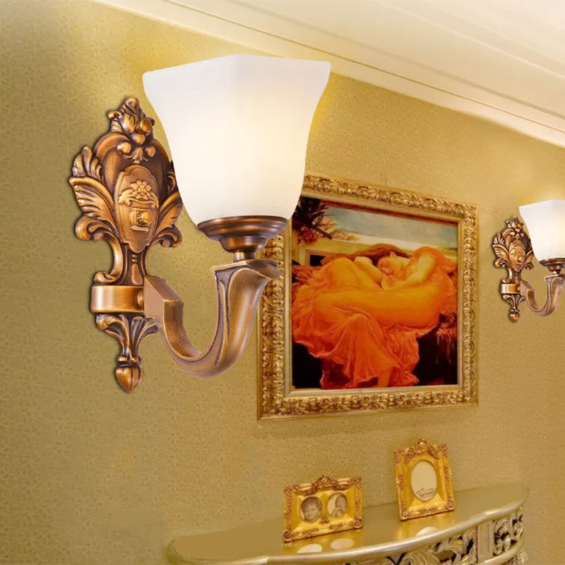 Skørter | 1-Light Wall Lamp Rustic Bedroom Wall Lamp with Hexagonal Bell Satin Glass Lamp in Brass
