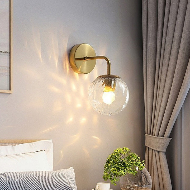 Skørter | Ball-shaped Wall Lamp Minimalistic Clear Wave Shape Glass 1-Light Bedroom Wall-Mounted Lighting with Curved Arm in Black/Gold