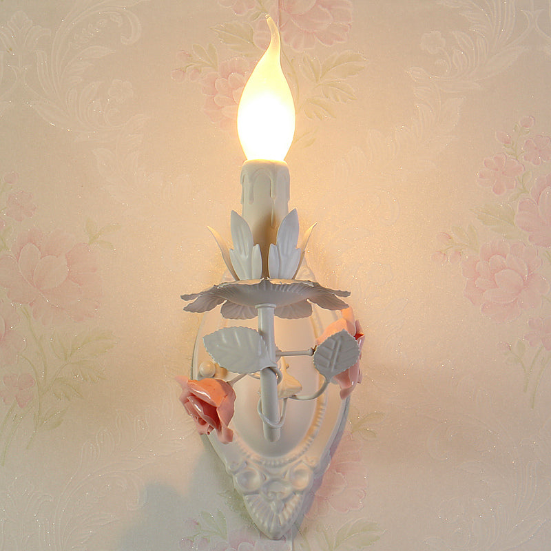 Skørter | Blue/Pink 1-Light Wall Mount Lamp Pastoral Metal Candle Wall Sconce Lighting with Flower Deco