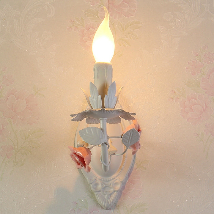 Skørter | Blue/Pink 1-Light Wall Mount Lamp Pastoral Metal Candle Wall Sconce Lighting with Flower Deco