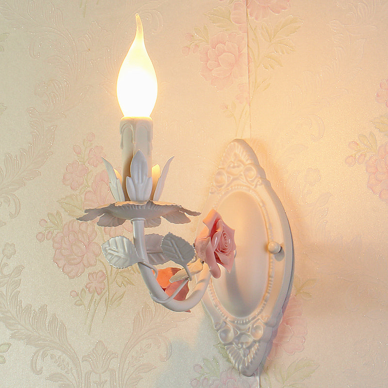 Skørter | Blue/Pink 1-Light Wall Mount Lamp Pastoral Metal Candle Wall Sconce Lighting with Flower Deco