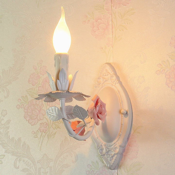 Skørter | Blue/Pink 1-Light Wall Mount Lamp Pastoral Metal Candle Wall Sconce Lighting with Flower Deco