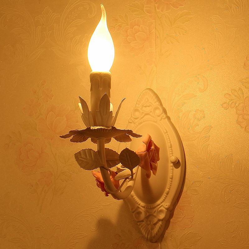Skørter | Blue/Pink 1-Light Wall Mount Lamp Pastoral Metal Candle Wall Sconce Lighting with Flower Deco