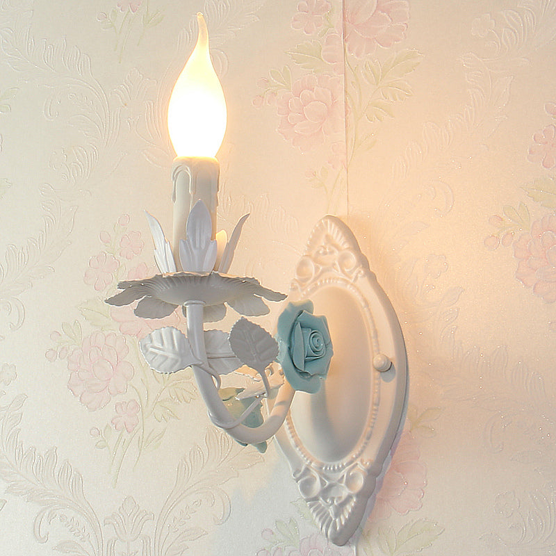 Skørter | Blue/Pink 1-Light Wall Mount Lamp Pastoral Metal Candle Wall Sconce Lighting with Flower Deco