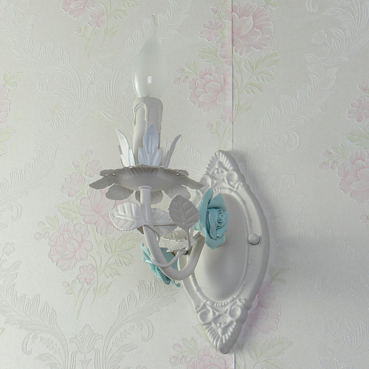 Skørter | Blue/Pink 1-Light Wall Mount Lamp Pastoral Metal Candle Wall Sconce Lighting with Flower Deco