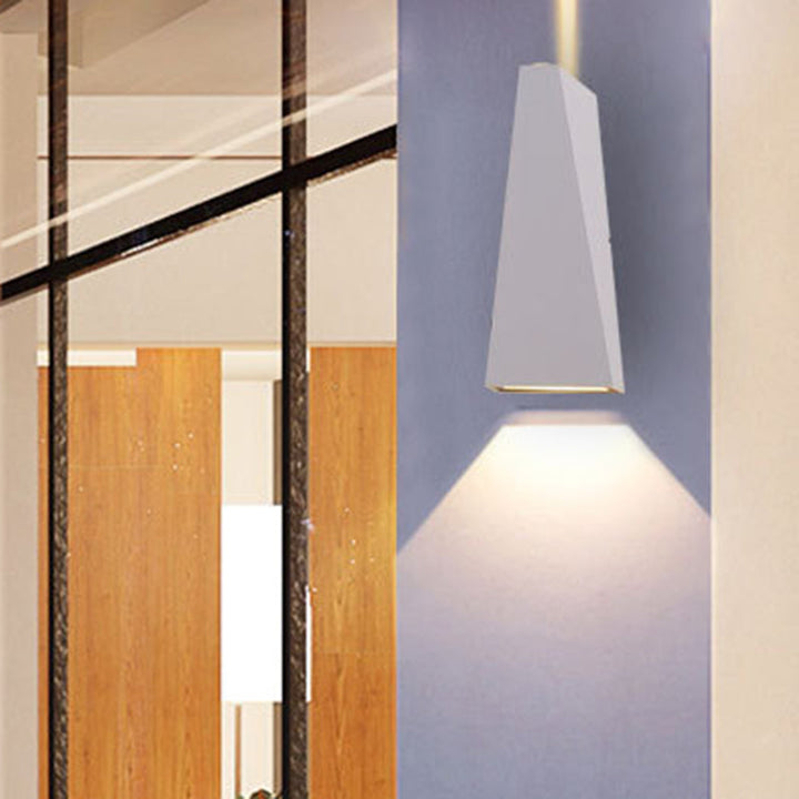 Skørter | Nordic LED Flush Wall Lamp Black/White Triangular LED Wall Lamp with Metal Shade for Balcony, Warm/White Light