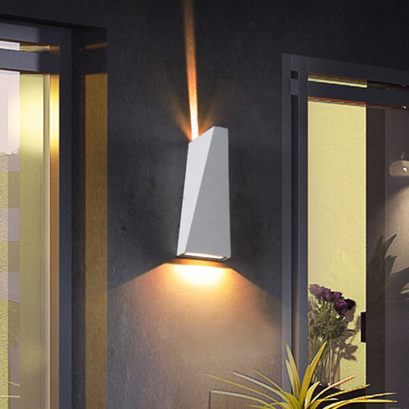 Skørter | Nordic LED Flush Wall Lamp Black/White Triangular LED Wall Lamp with Metal Shade for Balcony, Warm/White Light